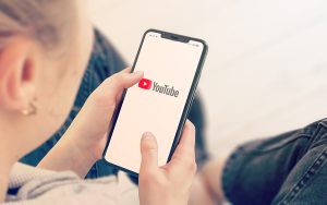 YouTube veut devenir votre compagnon shopping et votre assistant de voyage