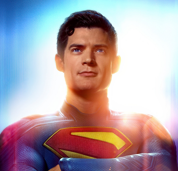 C'est réel ! Superman domine Londres à plus de 300 mètres de hauteur, le film que tout le monde attend en met plein les yeux, en vrai comme au cinéma