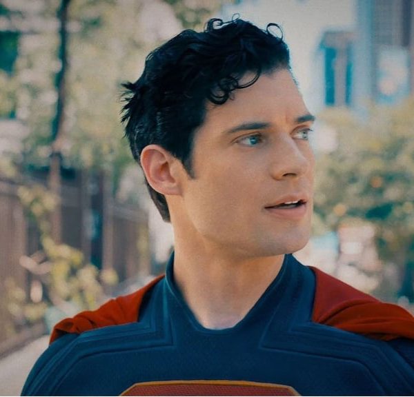 "Une faveur" James Gunn révèle un surprenant secret du tournage de Superman et une surprise totalement inattendue dans le film…