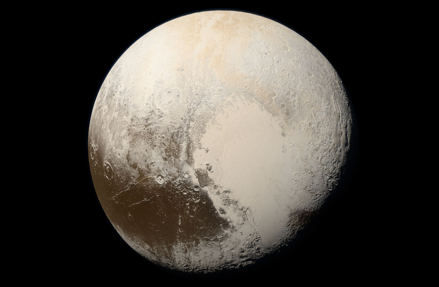 Pluton a retrouvé son statut de planète… mais pas dans notre réalité !