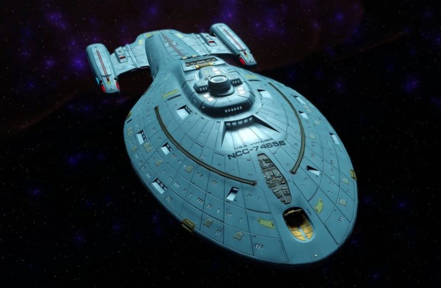 C'est le plus grand fan de Star Trek, il travaille depuis 12 ans sur une réplique du Voyager et c'est grandiose