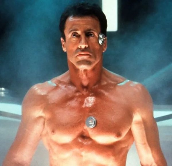 Cette star d'Hollywood apparait quelques secondes dans Demolition Man avec Sylvester Stallone et vous ne l'avez pas remarqué
