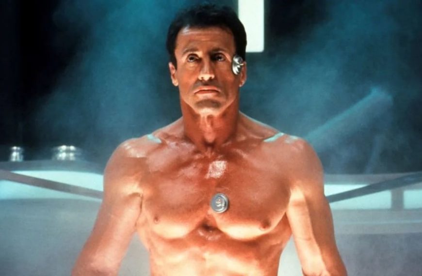 Cette star d'Hollywood apparait quelques secondes dans Demolition Man avec Sylvester Stallone et vous ne l'avez pas remarqué