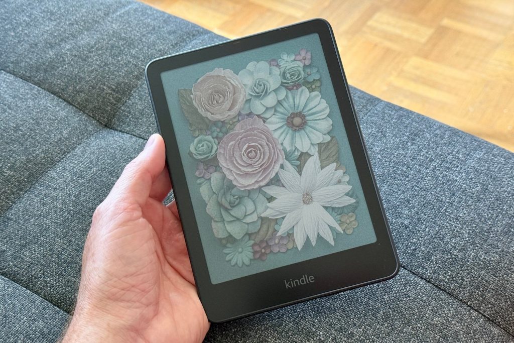 Test Kindle Colorsoft : écran couleur, charge sans fil… la liseuse du futur est-elle là ?
