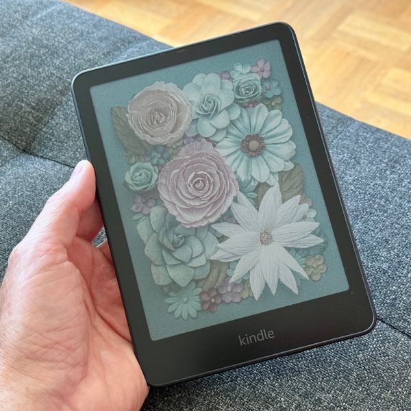 Test Kindle Colorsoft : écran couleur, charge sans fil… la liseuse du futur est-elle là ?