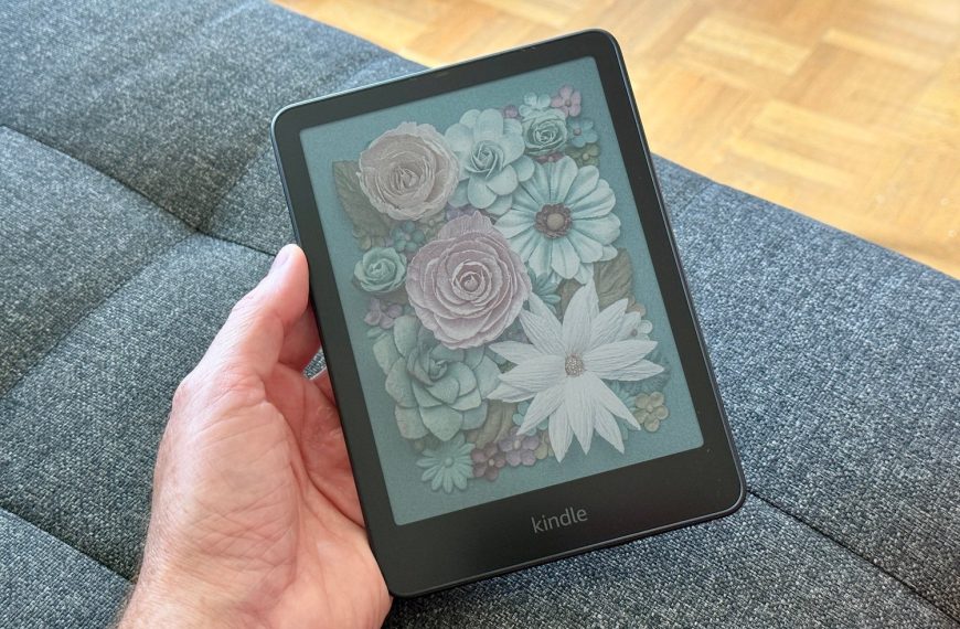 Test Kindle Colorsoft : écran couleur, charge sans fil… la liseuse du futur est-elle là ?