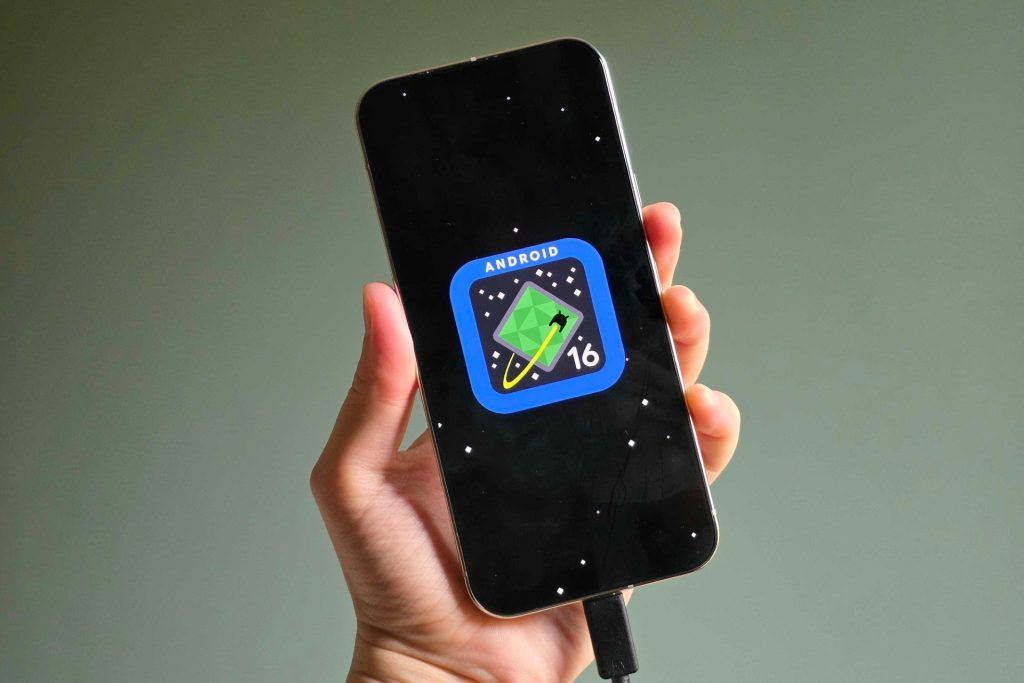 Android pourra bientôt appliquer un dark mode étendu aux applis qui n’en ont pas