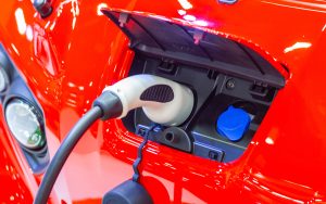Une révolution s’annonce dans les voitures électriques, mais il va falloir être patient