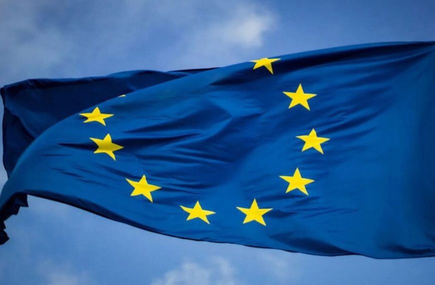 Après l’AI Act, Bruxelles publie un mode d’emploi destiné aux géants de l’IA