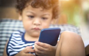 Rester devant les écrans est mauvais pour le cerveau des enfants ? C’est plus compliqué que ça