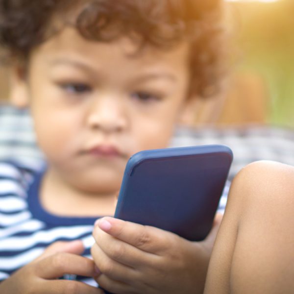 Rester devant les écrans est mauvais pour le cerveau des enfants ? C’est plus compliqué que ça