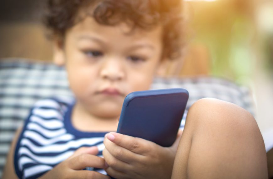 Rester devant les écrans est mauvais pour le cerveau des enfants ? C’est plus compliqué que ça