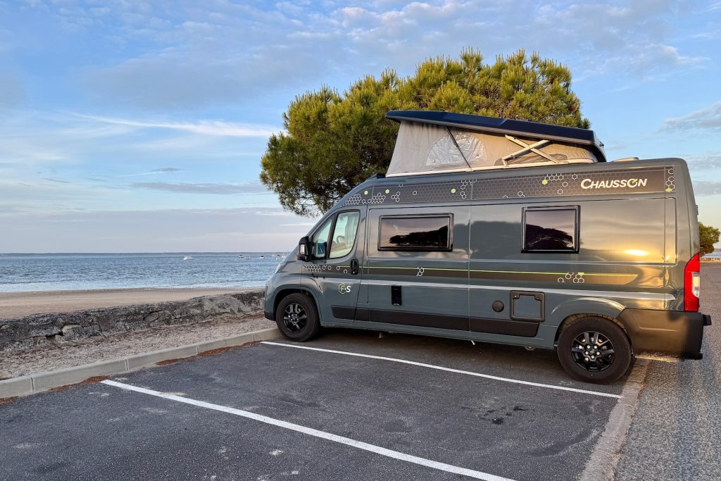 2 000 km et 7 nuits en van aménagé : test du Chausson F&S, le top de la vanlife ?