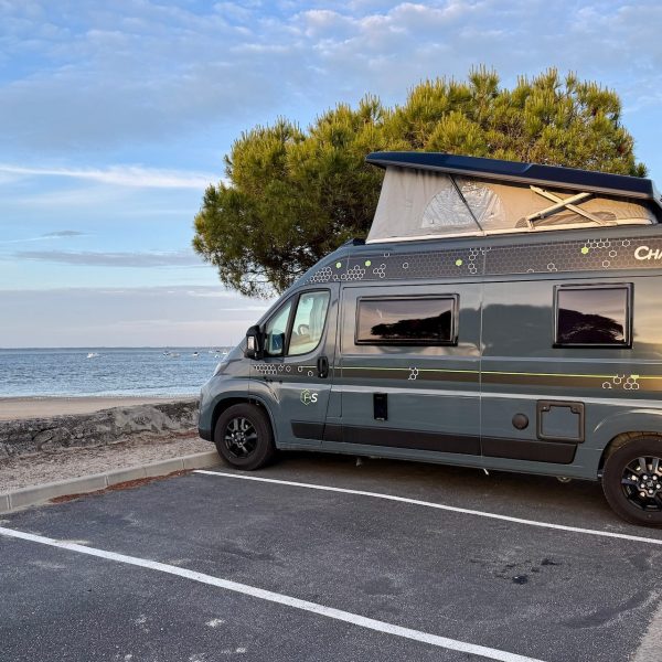 2 000 km et 7 nuits en van aménagé : test du Chausson F&S, le top de la vanlife ?