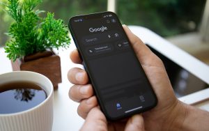 Google Discover : votre flux affiche désormais des fake news sponsorisées, soyez vigilants !