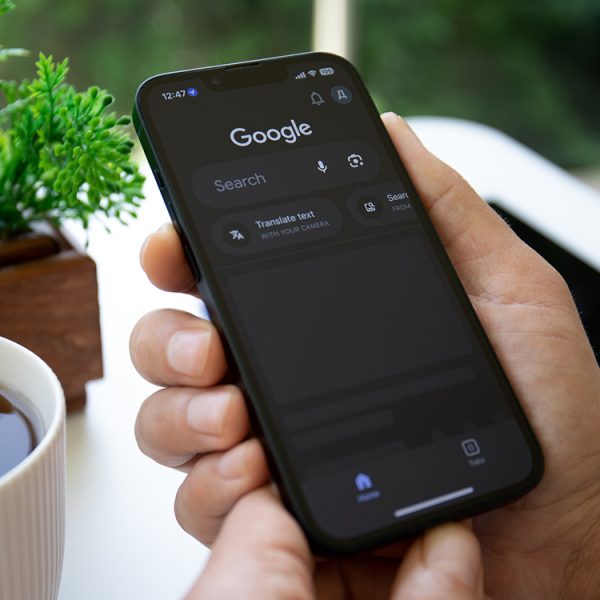 Google Discover : votre flux affiche désormais des fake news sponsorisées, soyez vigilants !
