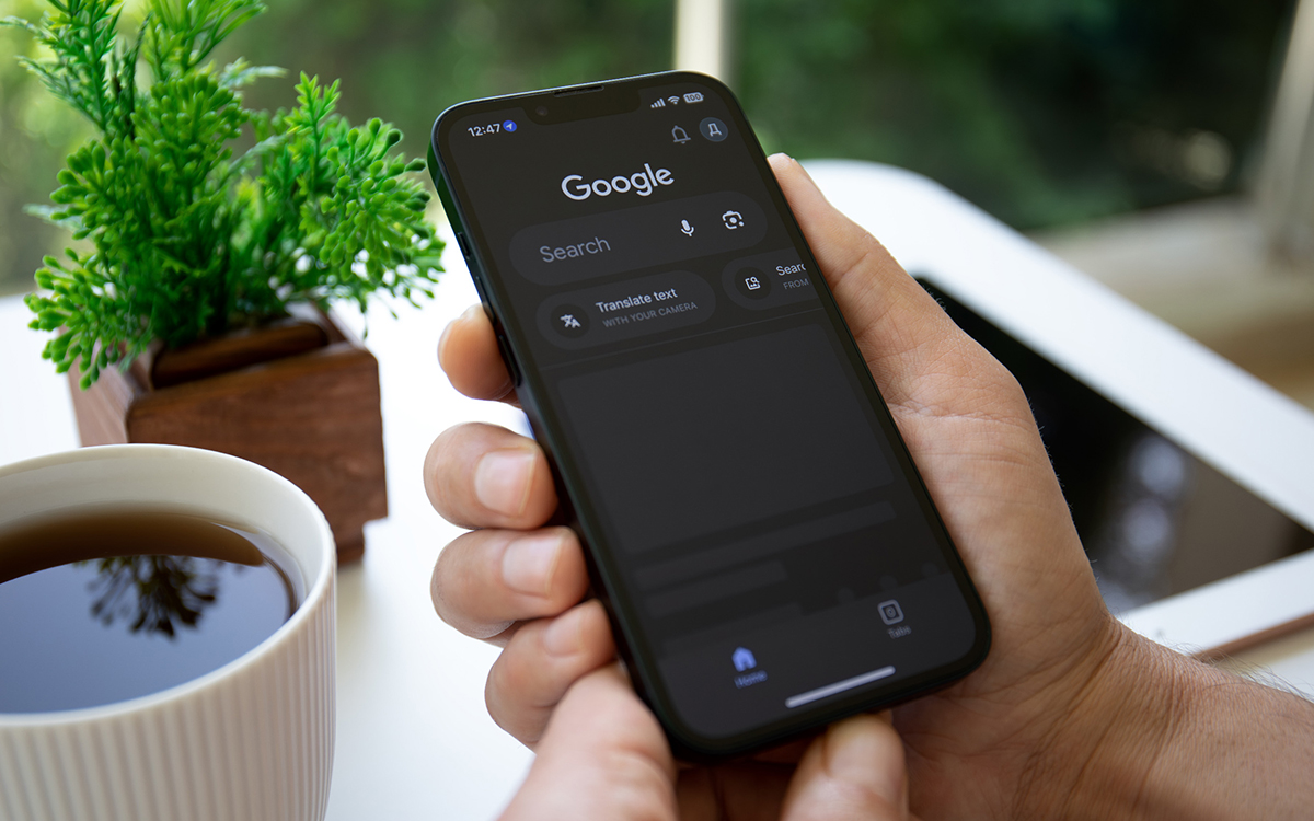 Google Discover : votre flux affiche désormais des fake news sponsorisées, soyez vigilants !