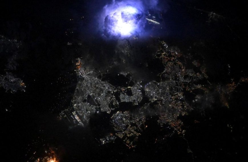 Un astronaute de l’ISS immortalise un éclair depuis l’espace, la photo est impressionnante