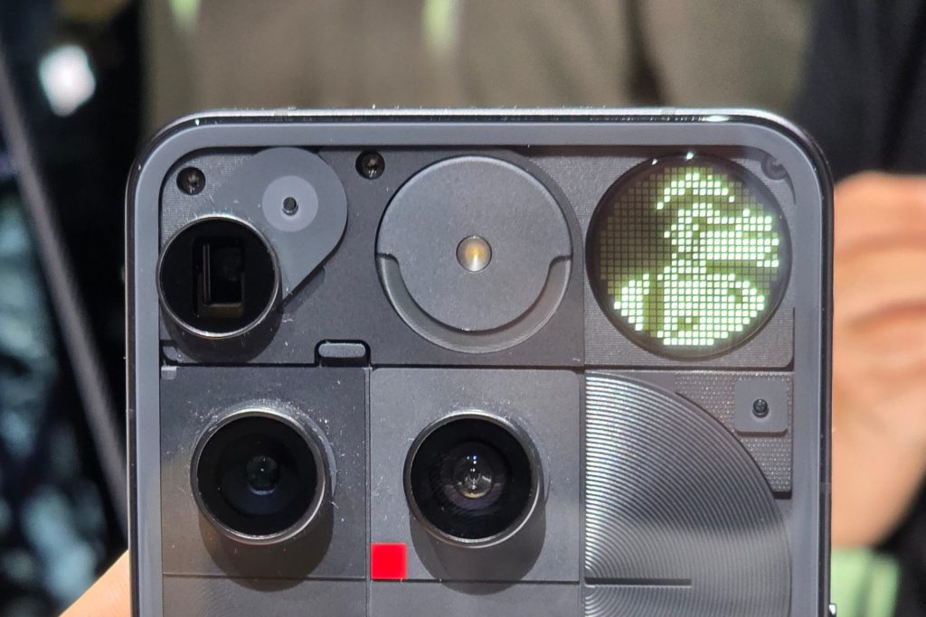 Prise en main du Nothing Phone (3) : design radical, dos interactif… il va matrixer la concurrence