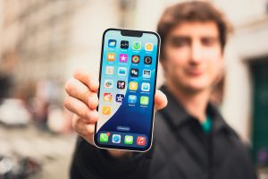 Avec iOS 18.6, Apple simplifie l’installation de boutiques alternatives en Europe