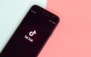 Risquer un cancer pour faire le buzz, cette nouvelle tendance sur les réseaux sociaux inquiète