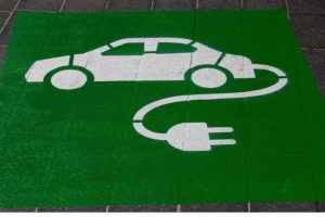 Canicule et pic de pollution : pourquoi les voitures électriques doivent-elles aussi ralentir ?