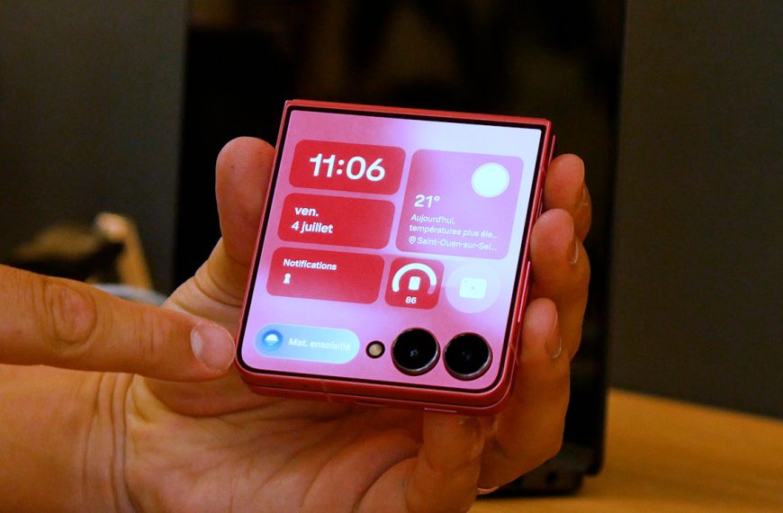 Ivre, Apple fait la pub du Samsung Galaxy Z Flip 7 gratuitement