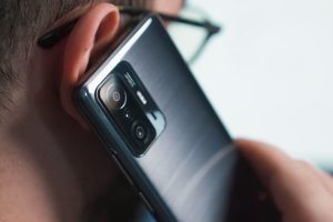 « Il savait absolument tout de moi » : un faux conseiller bancaire vole 20 000 euros et se moque de sa victime