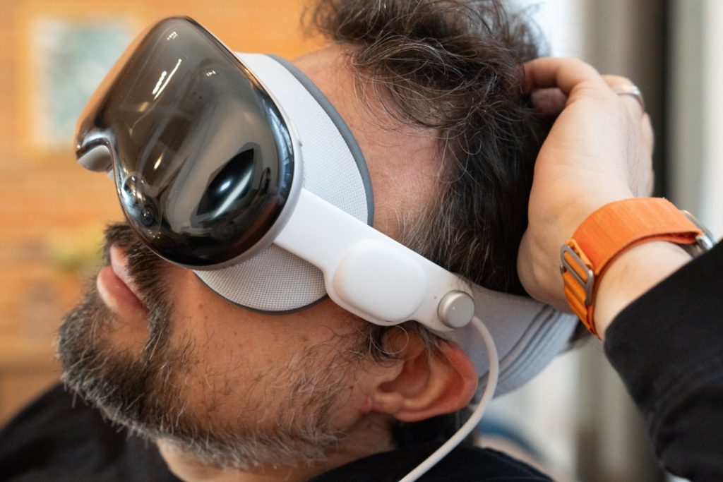 Malgré le flop du Vision Pro, Apple lancerait un nouveau casque de réalité mixte cette année
