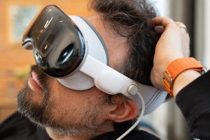 Malgré le flop du Vision Pro, Apple lancerait un nouveau casque de réalité mixte cette année