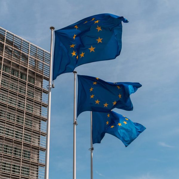 La législation européenne sur l’IA en péril, les entreprises réclament un report