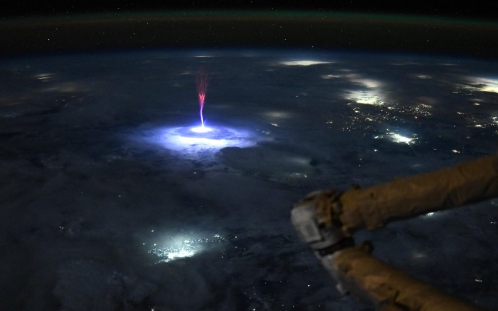 Une astronaute capture un éclair rouge géant depuis l’ISS, l’image est incroyable