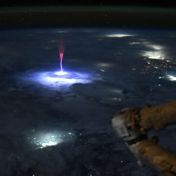 Une astronaute capture un éclair rouge géant depuis l’ISS, l’image est incroyable