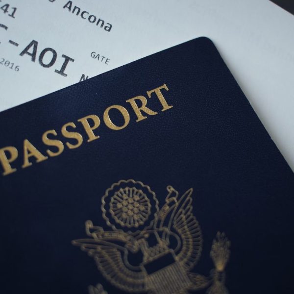 Fuite de données et vacances : les passeports piratés se vendent comme des petits pains sur le dark web