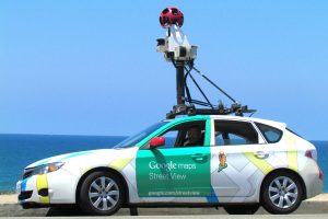 Photographié nu par Google Street View, il obtient 10 000 €