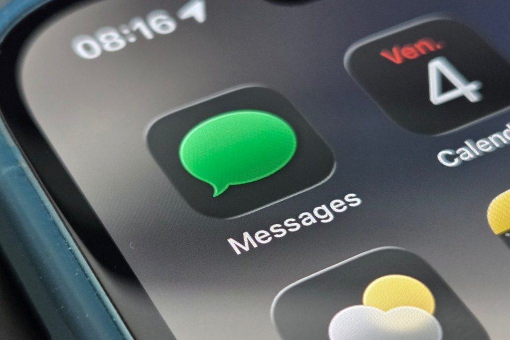 iOS 26 : l’iPhone va enfin pouvoir bloquer les messages et SMS indésirables