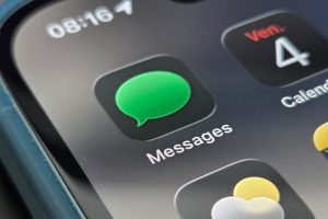 iOS 26 : l’iPhone va enfin pouvoir bloquer les messages et SMS indésirables