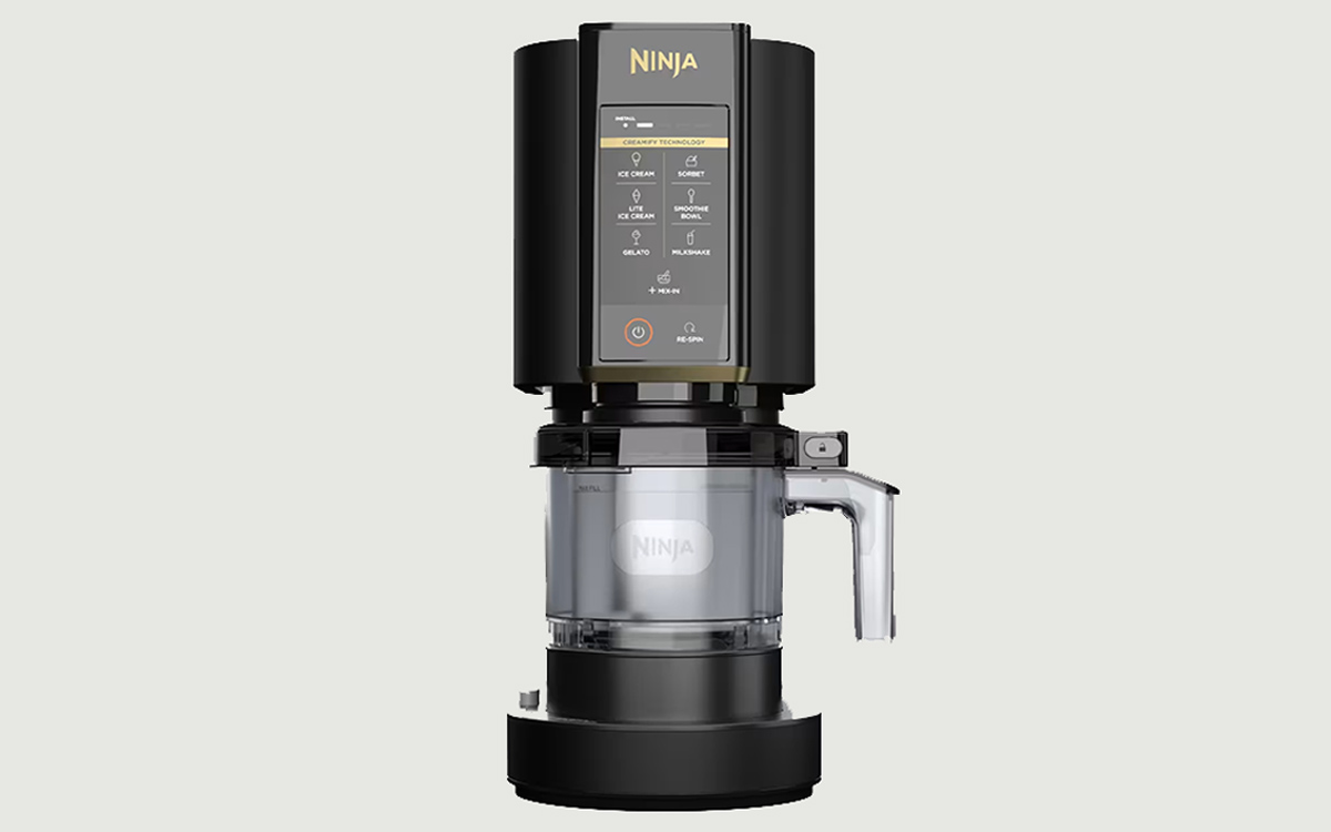 La machine à glace Ninja CREAMi Édition limitée F1 est à prix cassé avec 6 pots, c’est une affaire !