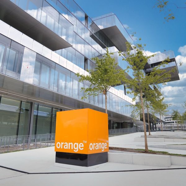 Cyberattaque chez Orange : l’opérateur porte plainte, remise en route des services prévue demain
