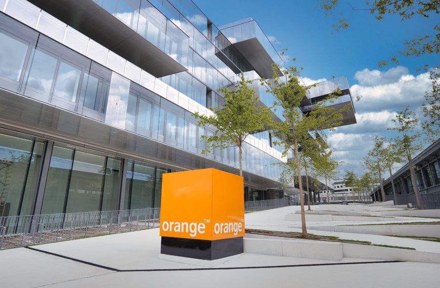 Cyberattaque chez Orange : l’opérateur porte plainte, remise en route des services prévue demain