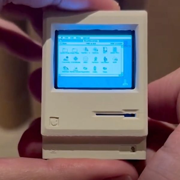 Une réplique miniature et fonctionnelle du Macintosh de 1984 dans le viseur d’Apple