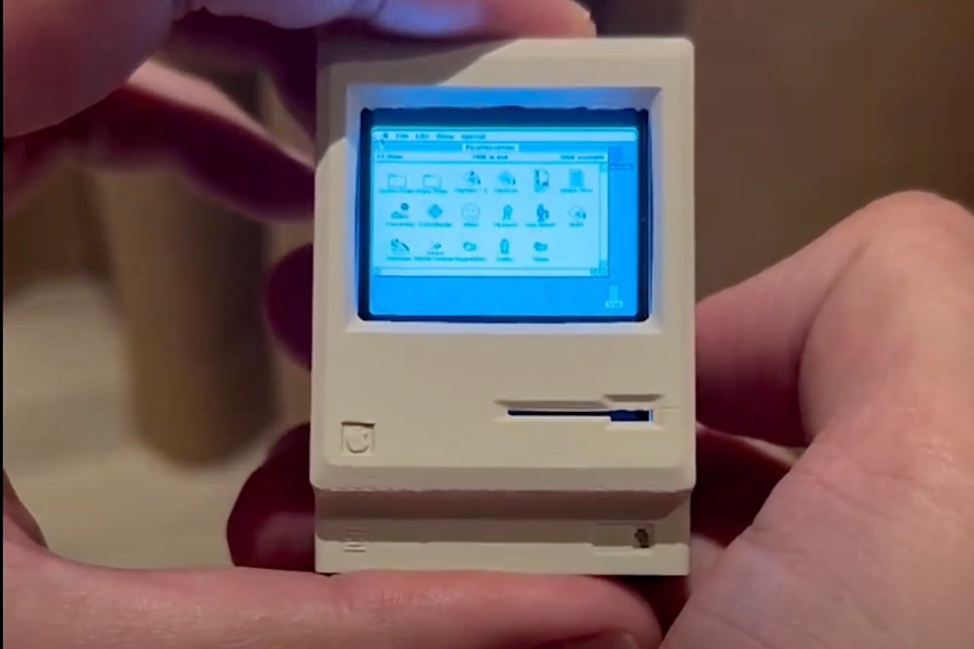 Une réplique miniature et fonctionnelle du Macintosh de 1984 dans le viseur d’Apple