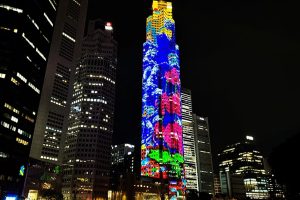Un projecteur de 250 millions de pixels transforme ce gratte-ciel en écran géant de 280 m, un record