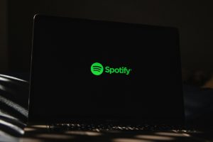 Des morceaux générés par IA attribués à des artistes morts sur Spotify