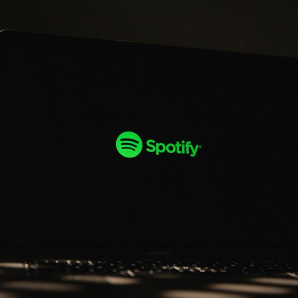 Des morceaux générés par IA attribués à des artistes morts sur Spotify