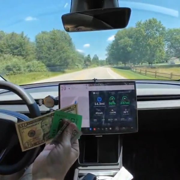 Cette Tesla a compris la valeur de l’argent, elle a attendu que le péage soit payé avant de redémarrer