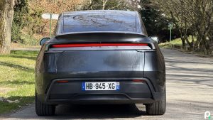 Sa Tesla veut aller se baigner toute seule, il doit sauter sur les freins pour éviter le plongeon + vidéo