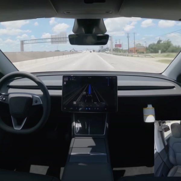 Ivre, une Tesla neuve se livre toute seule chez son propriétaire pour la première fois