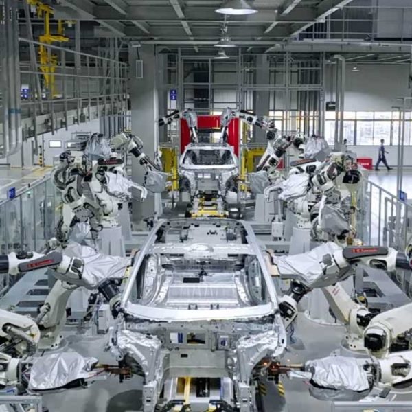 Cette usine pilotée par l’IA construit une voiture par minute… Skynet approuve