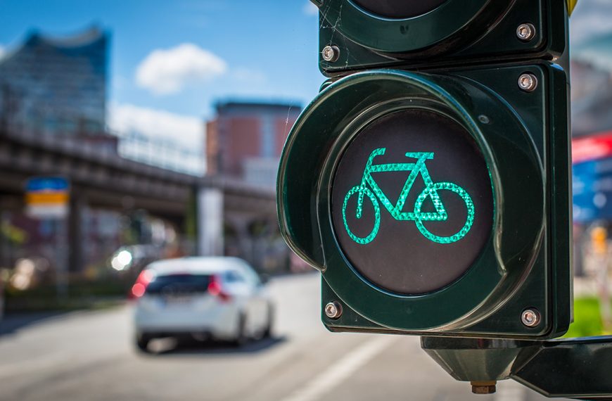 Va-t-on devoir passer un permis pour les vélos électriques ? C’est déjà en test quelque part
